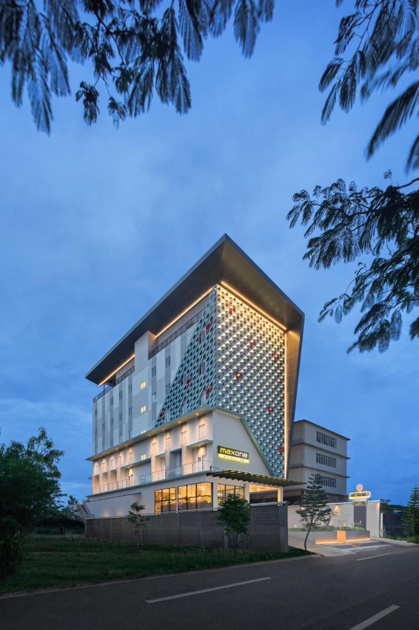 Maxonehotels At Kota Harapan Indah-Bekasi Eksteriør billede