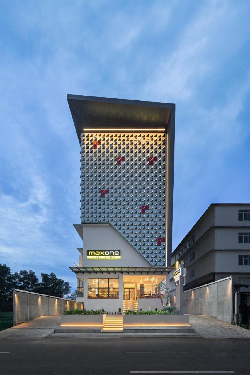Maxonehotels At Kota Harapan Indah-Bekasi Eksteriør billede